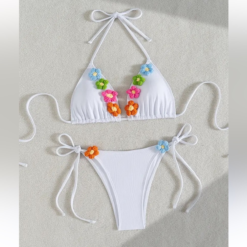 Womens Yarn Embellished Multi-Colored Flowers on White Triangle Bikini Set Small